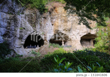 鎌倉にある報国寺のやぐら 131841606