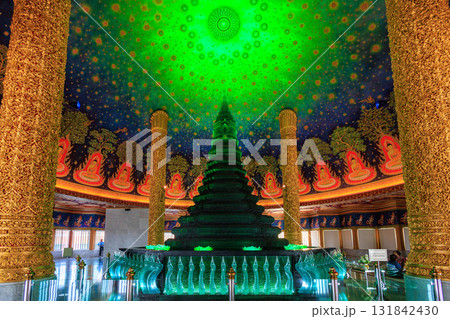 【タイ バンコク】カラフルな寺院『ワット・パークナム』【縦写真】 【タイ バンコク】カラフルな寺院『ワット・パークナム』【縦写真】 131842430