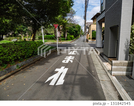見通しの悪い交差点　一時停止の警告　【止まれ】の道路標識と路面標示 131842545