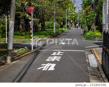 見通しの悪い交差点 一時停止の警告 【止まれ】の道路標識と路面標示 見通しの悪い交差点 一時停止の警告 【止まれ】の道路標識と路面標示 131842546