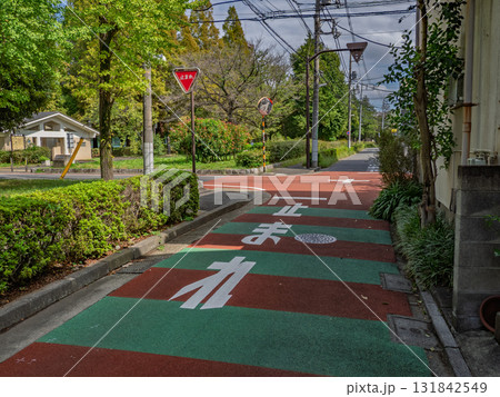 見通しの悪い交差点　一時停止の警告　【止まれ】の道路標識と路面標示 131842549