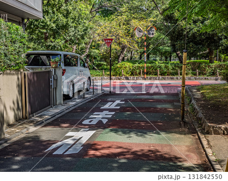 見通しの悪い交差点 一時停止の警告 【止まれ】の道路標識と路面標示 見通しの悪い交差点 一時停止の警告 【止まれ】の道路標識と路面標示 131842550