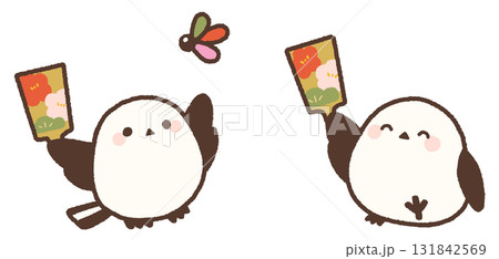 羽根付きをする2羽のシマエナガのイラスト 羽根付きをする2羽のシマエナガのイラスト 131842569