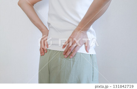 腰を抑える女性 腰痛 腰を抑える女性 腰痛 131842719