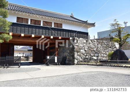 長野県松本市 松本城太鼓門(一の門・西側)と青空 長野県松本市 松本城太鼓門(一の門・西側)と青空 131842733