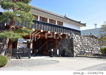 長野県松本市 松本城太鼓門(一の門・西側)と青空 長野県松本市 松本城太鼓門(一の門・西側)と青空 131842734