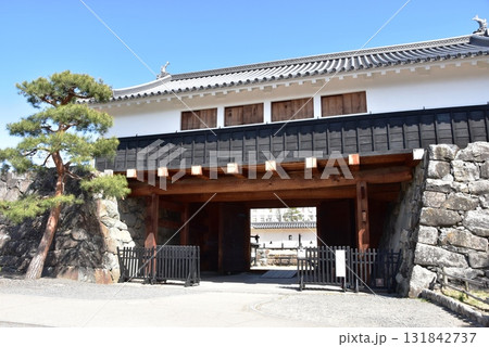 長野県松本市　松本城太鼓門（一の門・西側）と青空 131842737