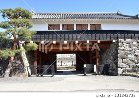 長野県松本市　松本城太鼓門（一の門・西側）と青空 131842738