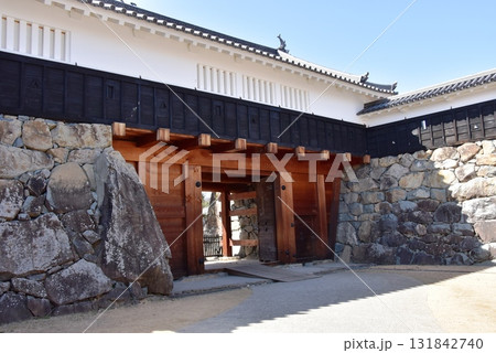 長野県松本市 松本城太鼓門(一の門・東側)と青空 長野県松本市 松本城太鼓門(一の門・東側)と青空 131842740