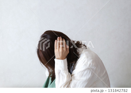 頭を抱える女性　悩みイメージ 131842782