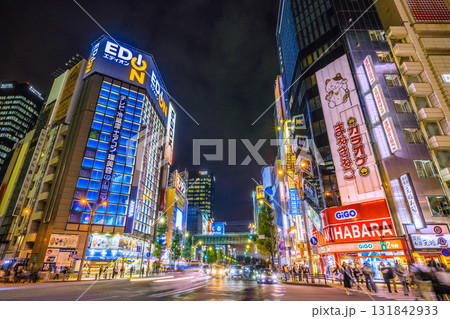日本の東京都市景観10月10日。インバウンド続く…外国人観光客らで賑わう秋葉原 131842933