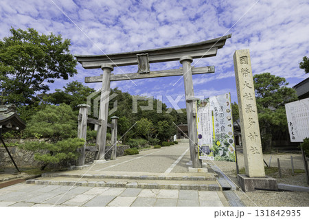 石川県・氣多大社の鳥居と拝殿 青空の下に佇む歴史ある神社 石川県・氣多大社の鳥居と拝殿 青空の下に佇む歴史ある神社 131842935