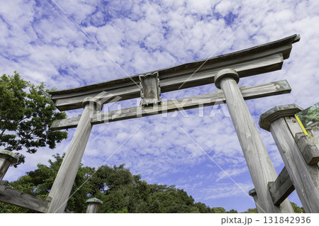 石川県・氣多大社の鳥居と拝殿 青空の下に佇む歴史ある神社 石川県・氣多大社の鳥居と拝殿 青空の下に佇む歴史ある神社 131842936