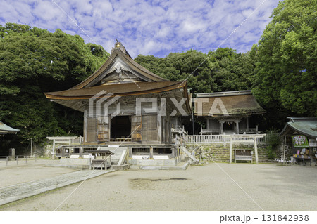 石川県・氣多大社の鳥居と拝殿　青空の下に佇む歴史ある神社 131842938