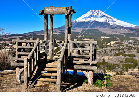愛鷹連峰の越前岳から 十里木高原展望台と富士山 愛鷹連峰の越前岳から 十里木高原展望台と富士山 131842969