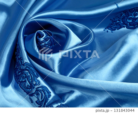 青い絹のドレープに青色の刺繍が映える豪華絢爛な布地 青い絹のドレープに青色の刺繍が映える豪華絢爛な布地 131843044