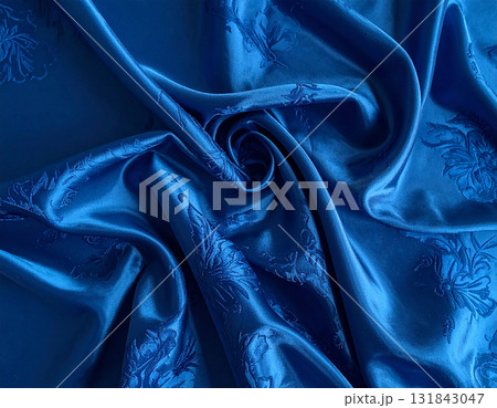 青い絹のドレープに青色の刺繍が映える豪華絢爛な布地 131843047