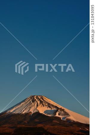 愛鷹山塊の越前岳 十里木高原展望台より朝焼けの富士山 コピースペース 愛鷹山塊の越前岳 十里木高原展望台より朝焼けの富士山 コピースペース 131843095