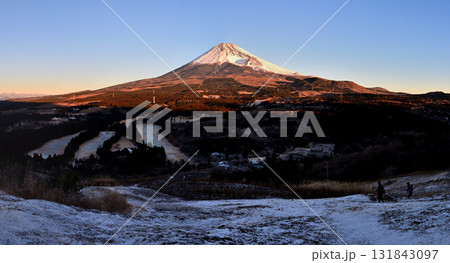 雪の愛鷹山塊の越前岳 十里木高原展望台より朝日に染まる富士山 パノラマ写真 雪の愛鷹山塊の越前岳 十里木高原展望台より朝日に染まる富士山 パノラマ写真 131843097