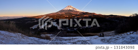 雪の愛鷹山塊の越前岳 十里木高原展望台より朝日に染まる富士山と南アルプス パノラマ写真 雪の愛鷹山塊の越前岳 十里木高原展望台より朝日に染まる富士山と南アルプス パノラマ写真 131843098