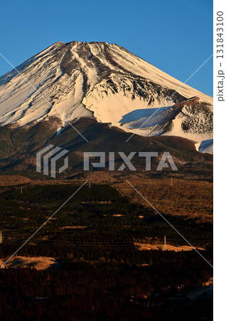 愛鷹山塊の越前岳より　十里木高原展望台から望む朝日に染まる富士山と宝永火口 131843100