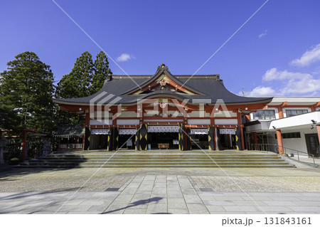 富山・日枝神社の鮮やかな本殿と鳥居　青空に映える朱色の社殿」 131843161