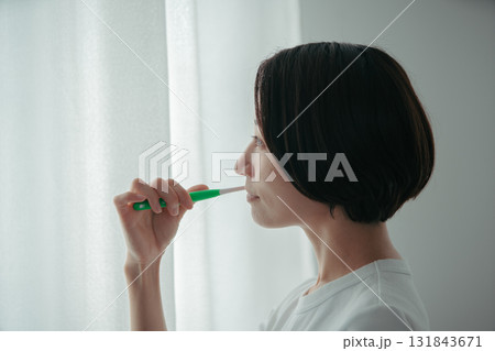 歯を磨く女性 131843671