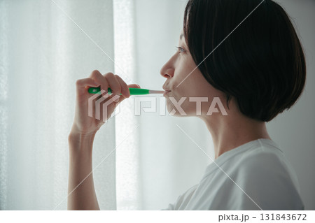 歯を磨く女性 歯を磨く女性 131843672
