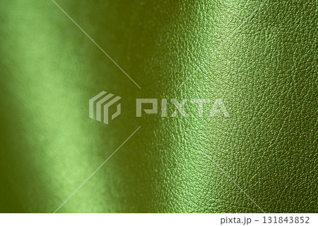 グリーンメタリックな皮革素材のイメージ 131843852