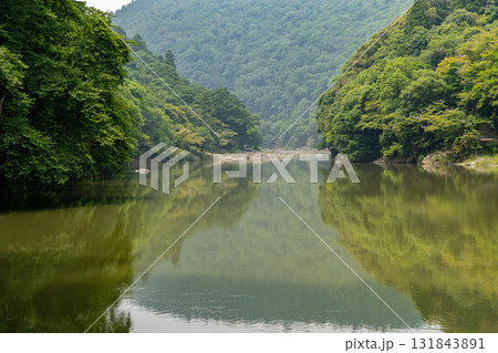 京都市右京区　大堰川（桂川）に映し出す嵐山の新緑（リフレクション）　京都観光の憩いの場 131843891