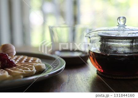 美味しそうなパンケーキと紅茶 美味しそうなパンケーキと紅茶 131844160