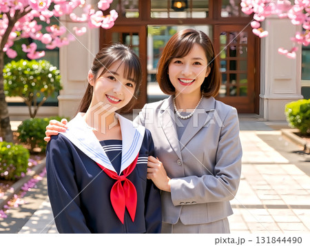 高校入学を祝う親子 高校入学を祝う親子 131844490