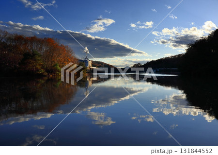 ロマンチック茨城（秋が終る冬の訪れる前のおだやかな昼下がり、鏡の国に迷い込んだ。）笠間市、飯田ダム湖 131844552