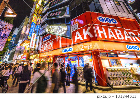 日本の東京都市景観インバウンド続く…外国人観光客やビジネスマンらで賑わう秋葉原＝10月10日 131844613