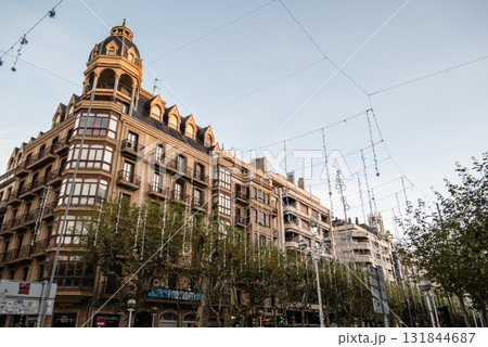 朝焼けとクリアーな空の下の歴史的な建物　スペインのサンセバスチャンの街並み 131844687