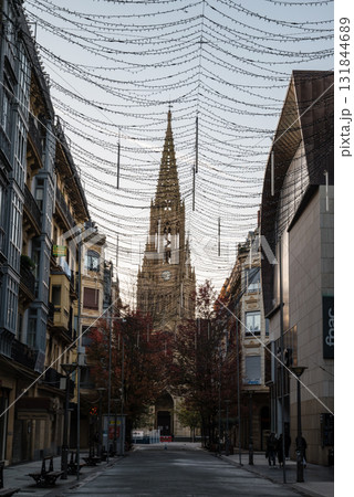 朝焼けとクリアーな空の下の歴史的な建物　スペインのサンセバスチャンの街並み 131844689