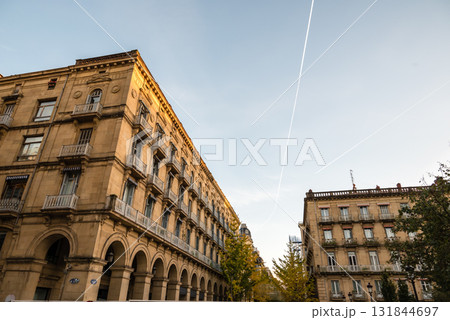 朝焼けとクリアーな空の下の歴史的な建物　スペインのサンセバスチャンの街並み 131844697