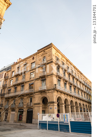 朝焼けとクリアーな空の下の歴史的な建物　スペインのサンセバスチャンの街並み 131844701