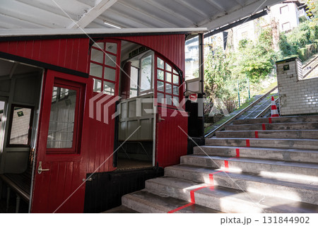 モンテ・イグエルドの山に登るレトロなケーブルカー スペインのサンセバスチャンにて モンテ・イグエルドの山に登るレトロなケーブルカー スペインのサンセバスチャンにて 131844902