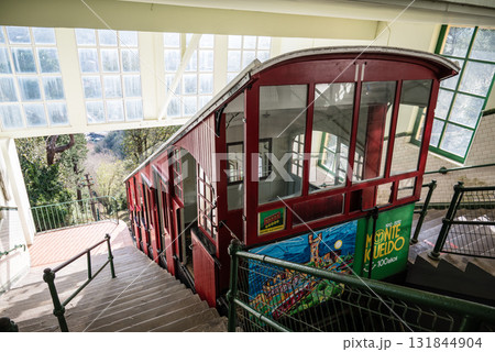モンテ・イグエルドの山に登るレトロなケーブルカー　スペインのサンセバスチャンにて 131844904