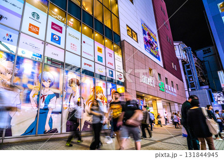 日本の東京都市景観インバウンド続く…外国人観光客らで賑わう秋葉原＝10月10日 131844945