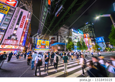 日本の東京都市景観インバウンド続く…外国人観光客らで賑わう秋葉原。GIGO秋葉原1号館8/31閉店… 131845019