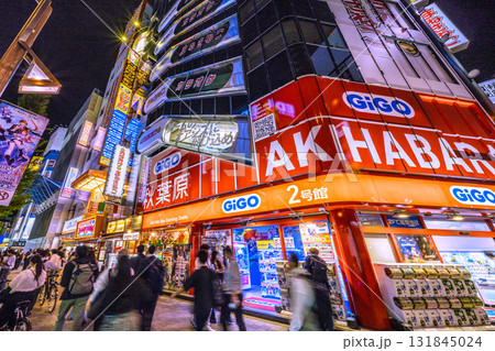 日本の東京都市景観インバウンド続く…外国人観光客らで賑わう秋葉原＝10月10日 131845024