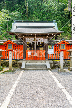 京都　桂川（大堰川）畔に構える櫟谷宗像神社（通称：嵐山弁天社）拝殿　松尾大社の摂社　水運の安全祈願 131845027