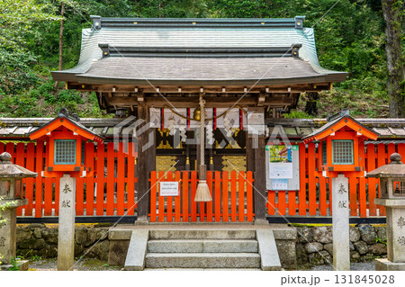 京都 桂川(大堰川)畔に構える櫟谷宗像神社(通称:嵐山弁天社)拝殿 松尾大社の摂社 水運の安全祈願 京都 桂川(大堰川)畔に構える櫟谷宗像神社(通称:嵐山弁天社)拝殿 松尾大社の摂社 水運の安全祈願 131845028