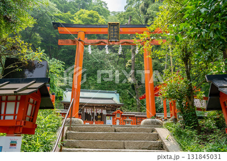 京都　桂川（大堰川）畔に構える櫟谷宗像神社（通称：嵐山弁天社）鳥居　松尾大社の摂社　水運の安全祈願 131845031