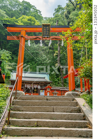 京都　桂川（大堰川）畔に構える櫟谷宗像神社（通称：嵐山弁天社）鳥居　松尾大社の摂社　水運の安全祈願 131845032