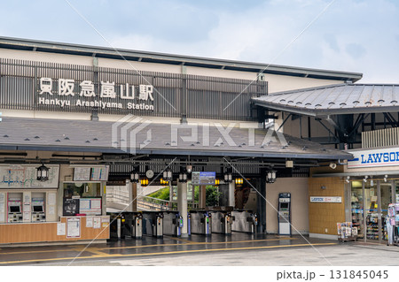 阪急電鉄 嵐山線 嵐山駅 駅舎と改札 京都市西京区嵐山東一川町 阪急電鉄 嵐山線 嵐山駅 駅舎と改札 京都市西京区嵐山東一川町 131845045
