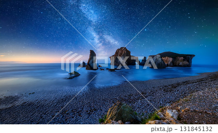 漆黒の夜空と波間に照らされる岩場が描く幻想的な海辺風景「AI生成画像」 漆黒の夜空と波間に照らされる岩場が描く幻想的な海辺風景「AI生成画像」 131845132