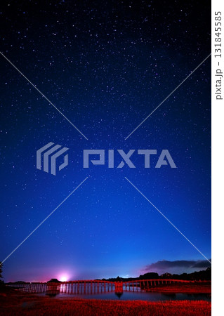 満天の星空の下で鶴の舞橋を泰山庭・自然庭園から臨む 満天の星空の下で鶴の舞橋を泰山庭・自然庭園から臨む 131845585